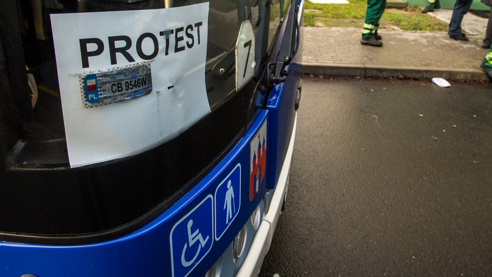 Kartka z napisem "protest" umieszczona w autobusie MZK Bydgoszcz. Zdj. ilustracyjne