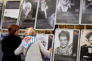 Była więźniarka Wiesława Rudniewska (P) i Maria Lorens (L) obok wystawy poświęconej pamięci ofiar KL Ravensbrück