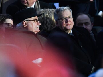 Byli prezydenci RP Lech Wałęsa (L) i Bronisław Komorowski (P) oczekują na przemówienie prezydenta USA Joe Bidena