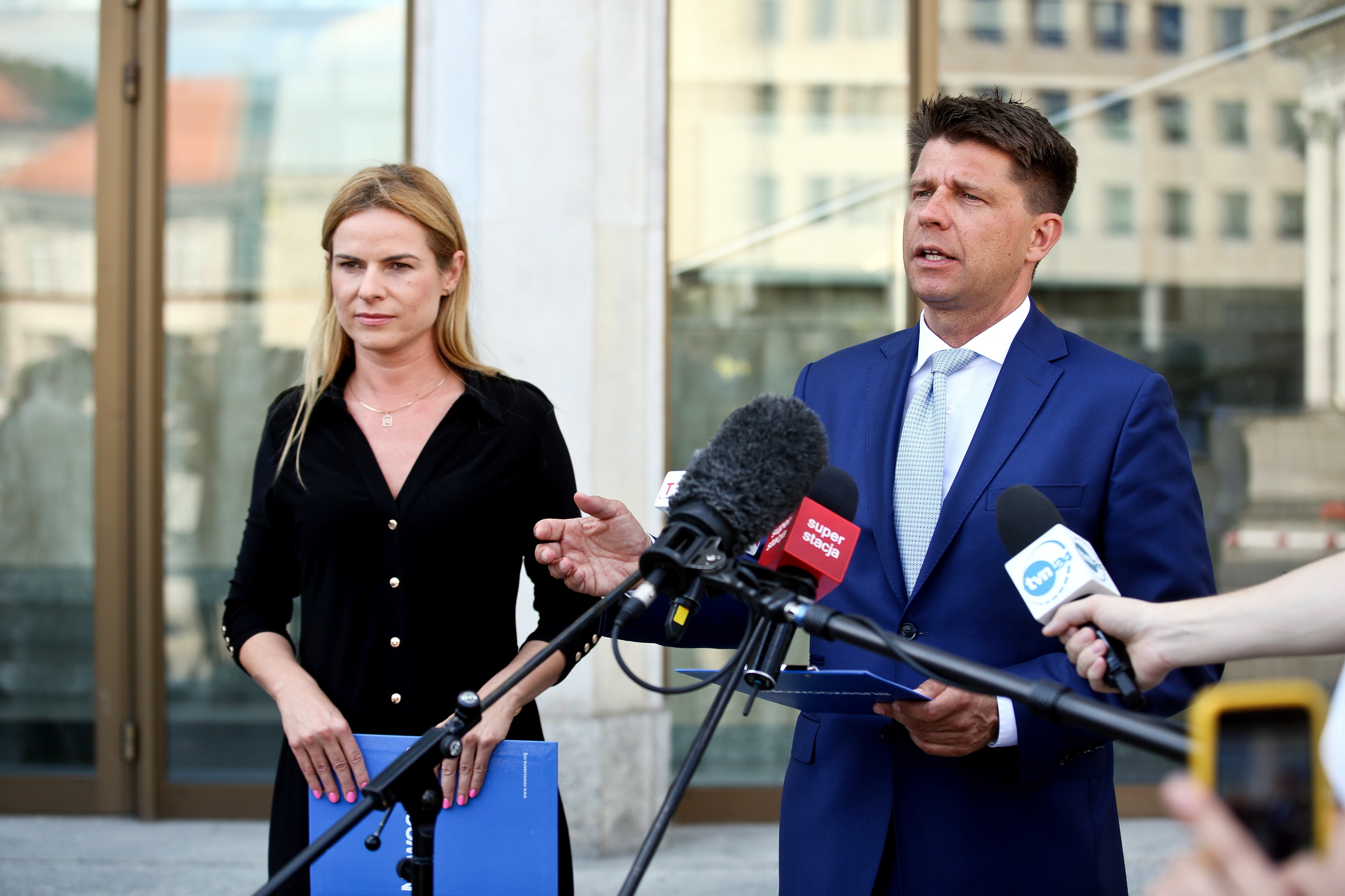 Lider Nowoczesnej Ryszard Petru i posłanka Joanna Schmidt