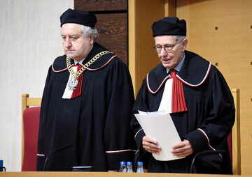 Były prezes TK Andrzej Rzepliński (L) oraz sędzia Stanisław Rymar (P) podczas rozprawy przed Trybunałem Konstytucyjnym
