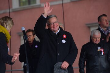 Były prezydent Bronisław Komorowski uczestniczy w zgromadzeniu pod hasłem „Niepodległa, Europejska”, zorganizowanym przez KOD z okazji Święta Niepodległości na Placu Zamkowym w Warszawie
