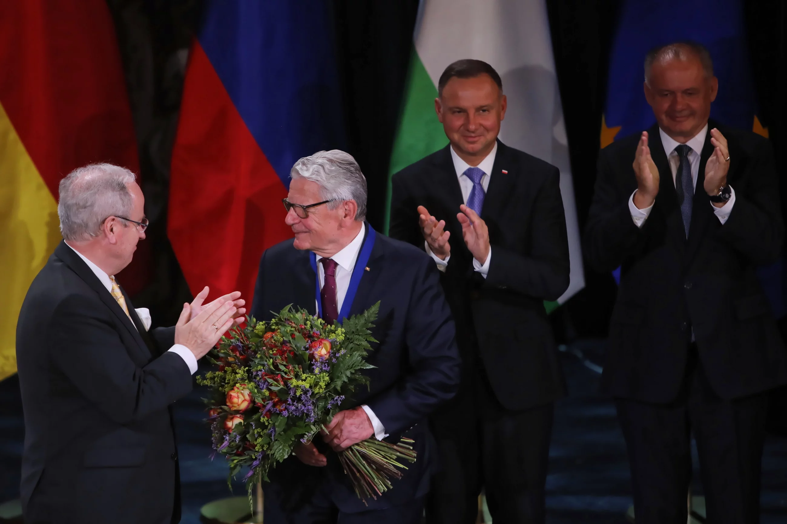 Były prezydent Republiki Federalnej Niemiec Joachim Gauck (2L) odebrał nagrodę im. Św. Wojciecha za zasługi na rzecz pokoju, wolności i współpracy w Europie