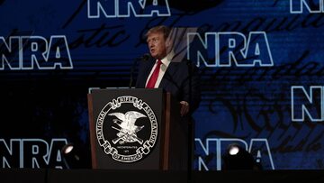 Były prezydent USA Donald Trump podczas konwencji Narodowego Stowarzyszenia Strzeleckiego (NRA)