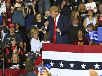 Były prezydent USA Donald Trump podczas wiecu w hrabstwie Macomb w stanie Michigan