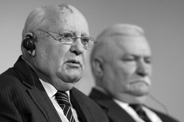 Były prezydent ZSRR Michaił Gorbaczow (L) i były prezydent Lech Wałęsa (P).