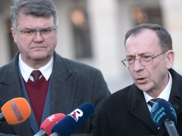 Były szef CBA i były minister spraw wewnętrznych Mariusz Kamiński (P) oraz jego były zastępca Maciej Wąsik