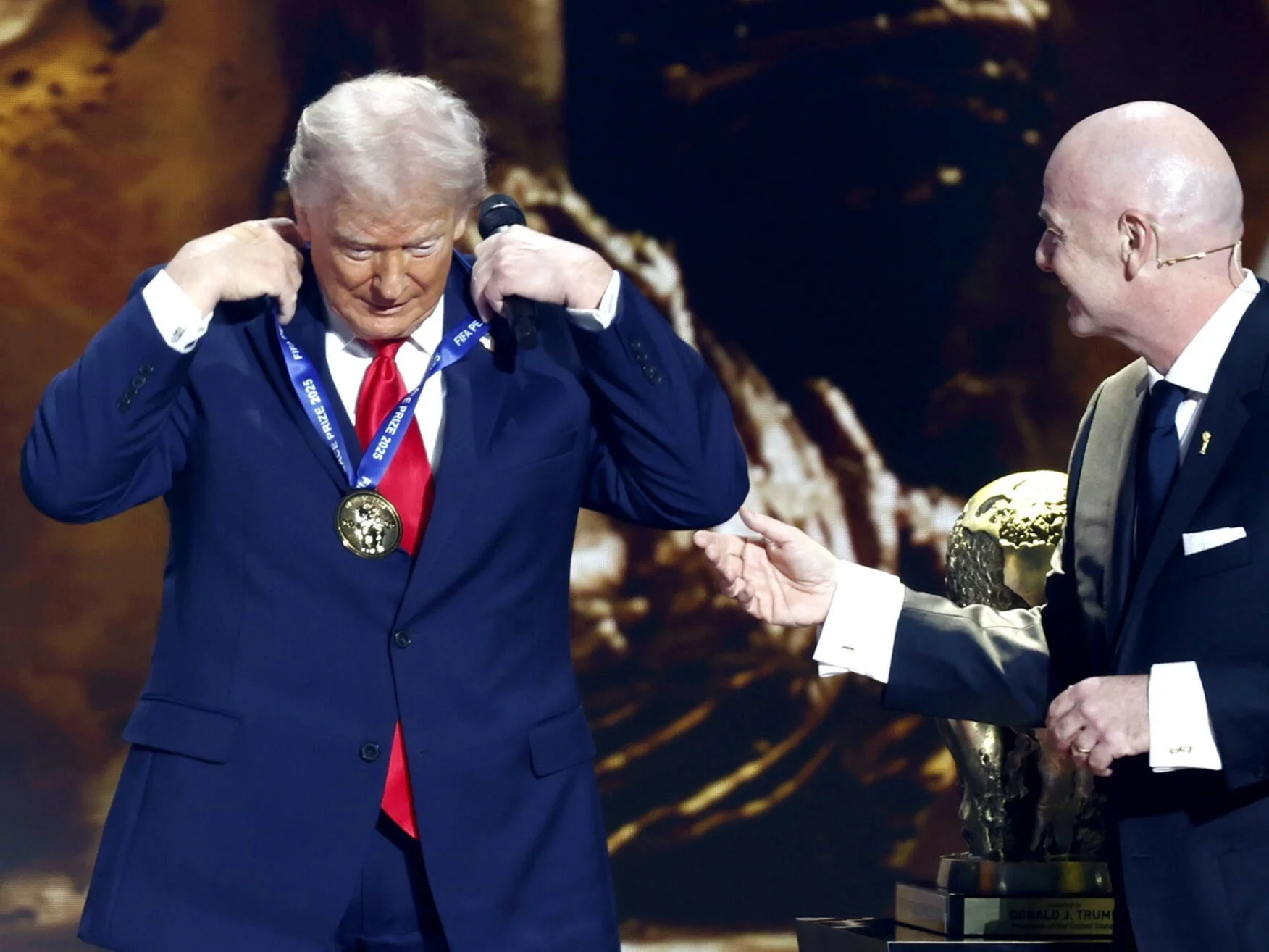 Donald Trump otrzymuje Pokojową Nagrodę FIFA od Gianniego Infantino