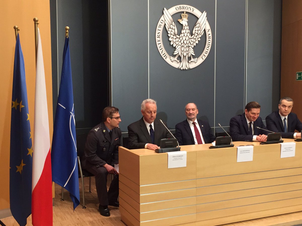 W konferencji uczestniczył także sekretarz stanu w MON Bartosz Kownacki, prezes zarządu Polskiej Grupy Zbrojeniowej Błażej Wojnicz oraz prezydent Raython w Europe Bill   Schmieder