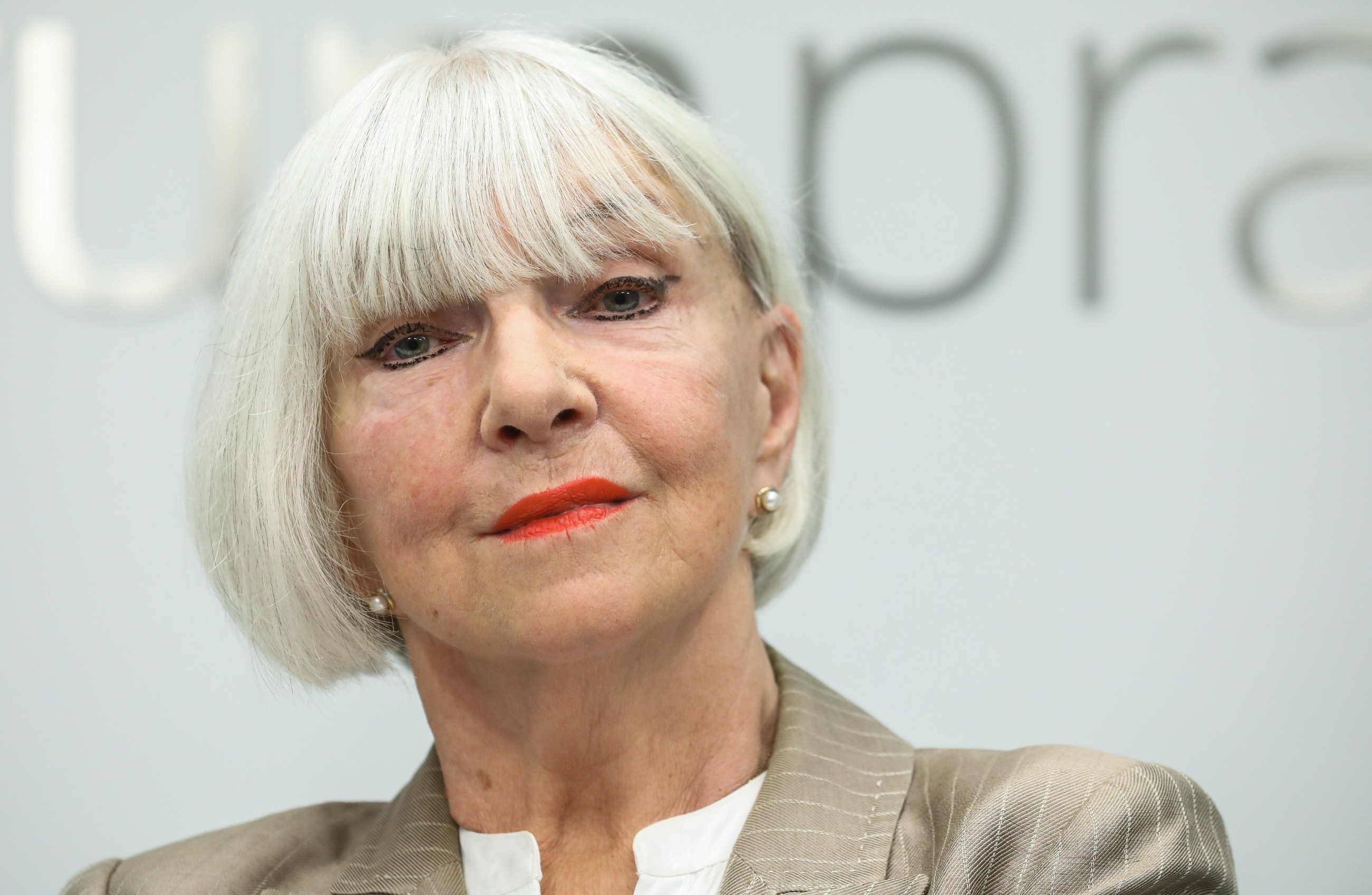 Elżbieta Królikowska Avis