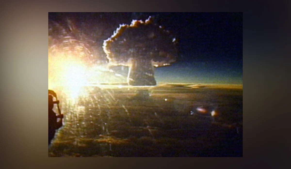 Grzyb atomowy car-bomby widziany z odległości 161 km. W momencie wykonania zdjęcia korona chmury ma wysokość 65 km