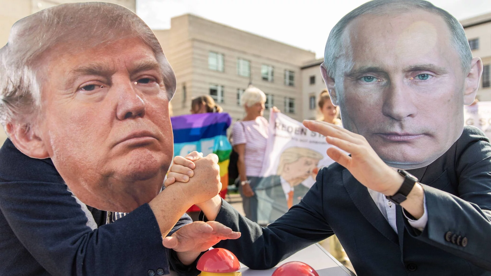 Niemieccy aktywiści w maskach byłego prezydenta USA Donalda J. Trumpa (L) i prezydenta Rosji Władimira Putina.