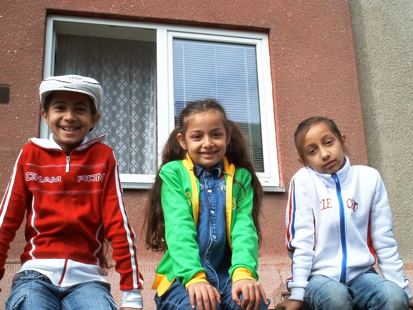 Grupa romskich dzieci, zdjęcie ilustracyjne