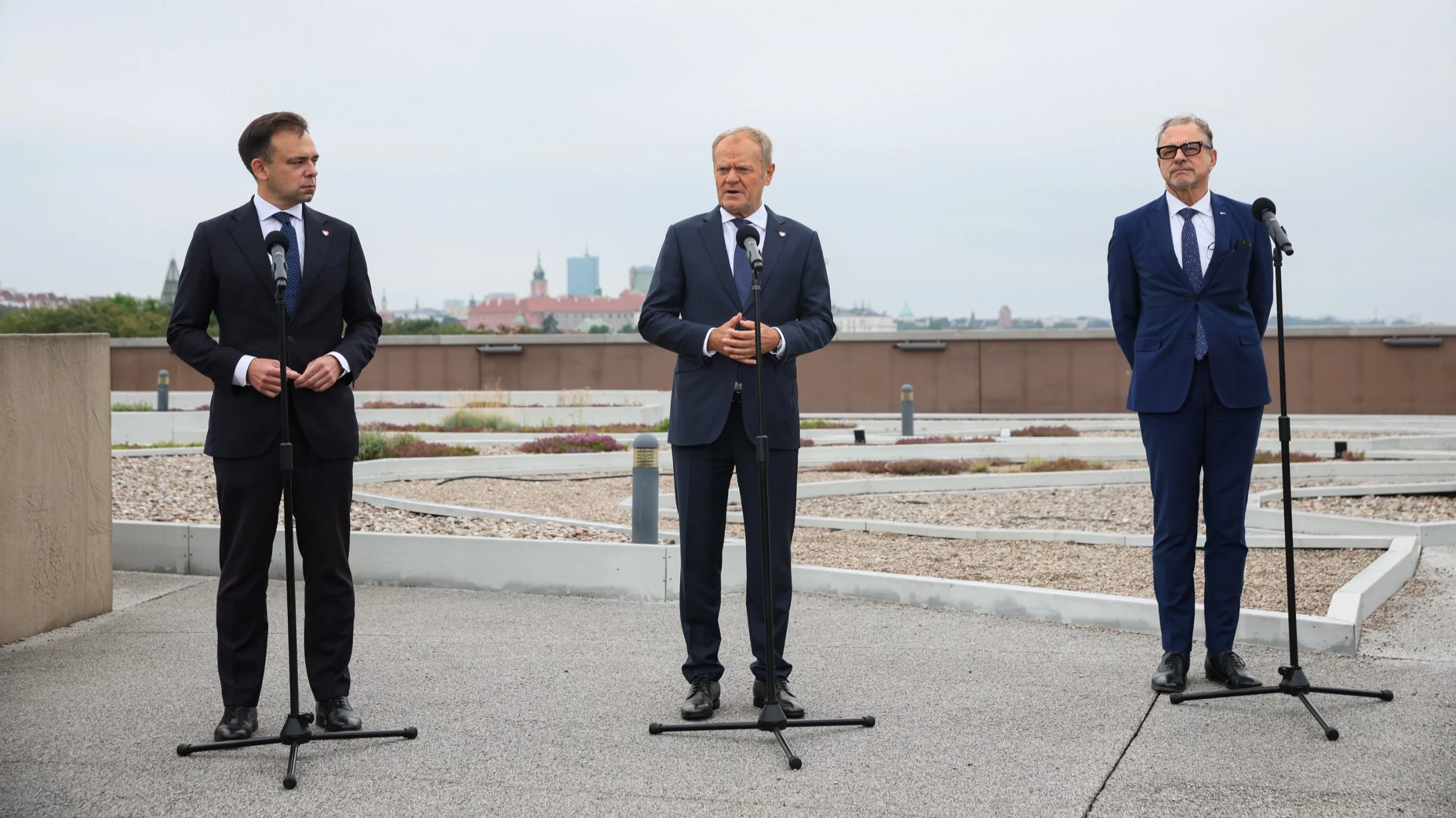 Premier Donald Tusk (C), minister finansów i gospodarki Andrzej Domański (L) oraz dyrektor generalny Europejskiej Agencji Kosmicznej Josef Aschbacher (P)