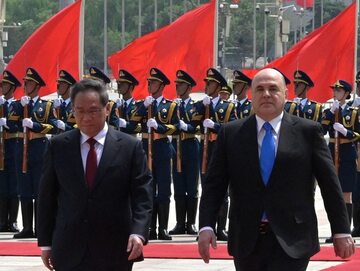 Ceremonia powitania premiera Rosji Michaiła Miszustina przez szefa Rady Państwa Chińskiej Republiki Ludowej Li Qianga