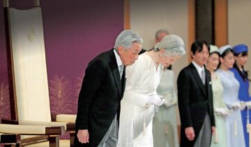 Cesarz Akihito (pierwszy z lewej) w wieku 85 lat złożył swój urząd, co było pierwszym takim przypadkiem od ponad 250 lat