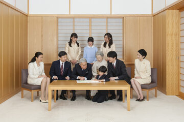 Cesarz Akihito z rodziną