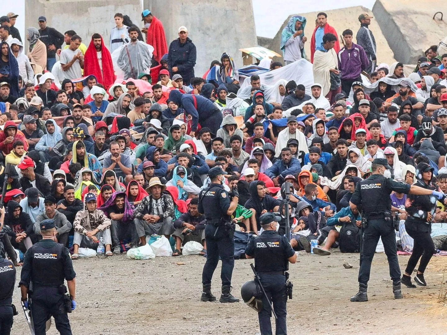Migranci na plaży El Trampolin w Ceucie
