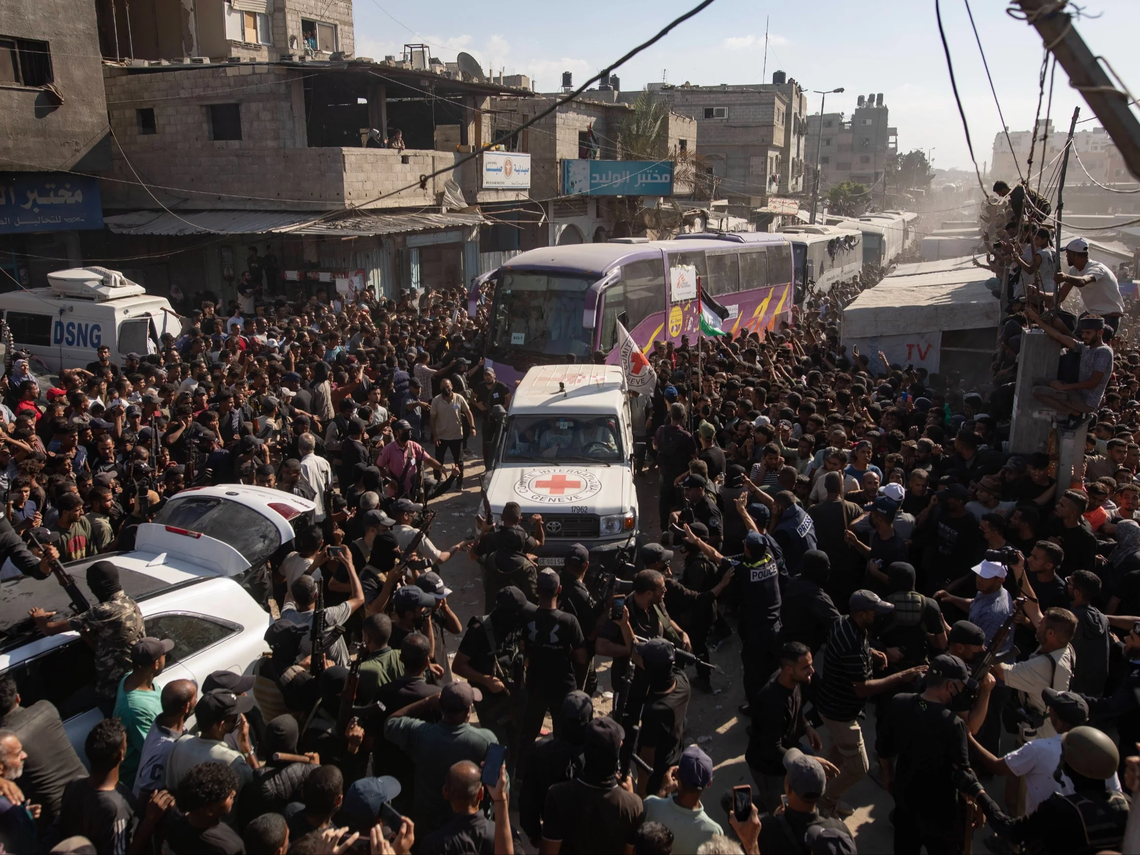 Chaos w Strefie Gazy. Hamas nie wydaje zwłok zakładników, Izrael nie otwiera przejścia granicznego