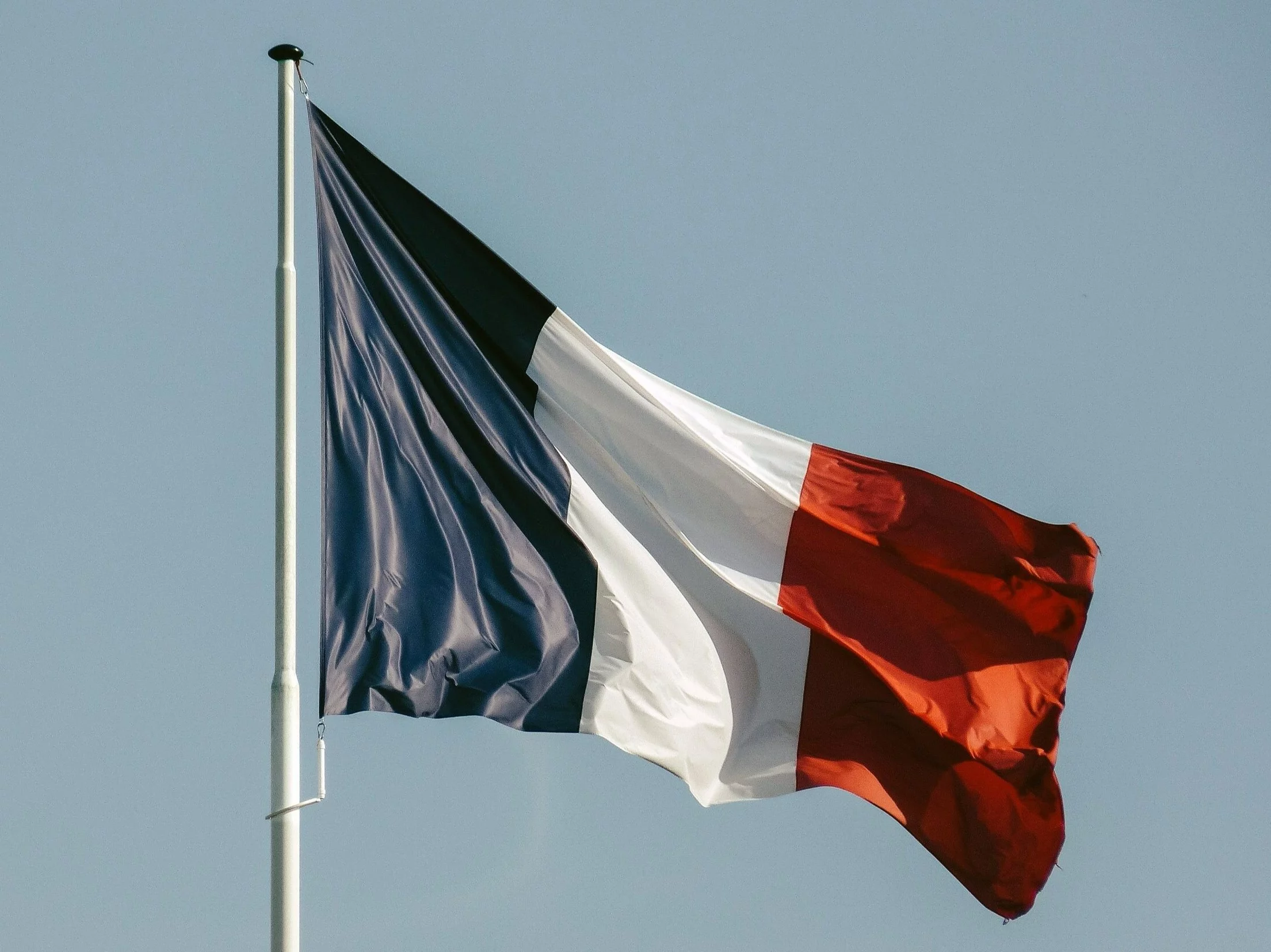 Chaos we Francji. Macron mianował "nowego-starego" premiera