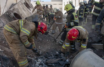 Charków, Ukraina. Akcja ratunkowa w ruinach zbombardowanego budynku.