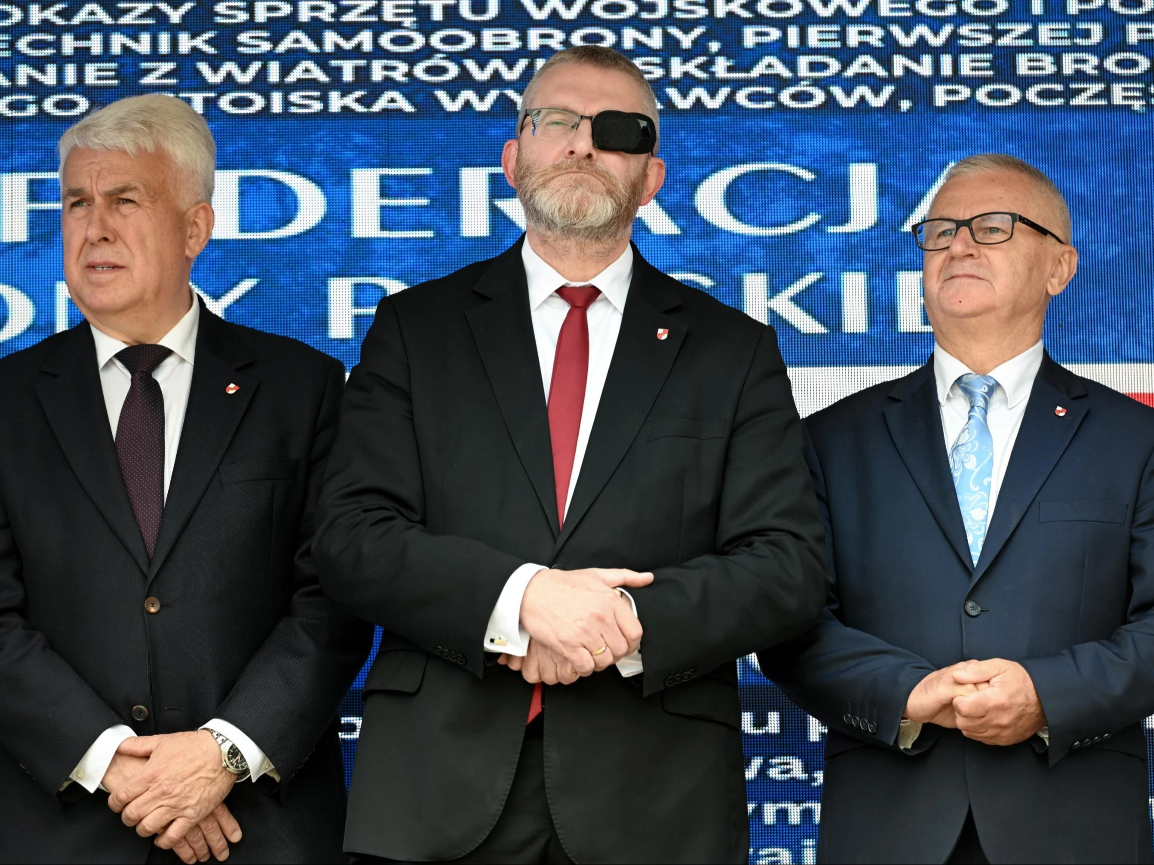 Grzegorz Braun (C), Sławomir Zawiślak (L) i Włodzimierz Skalik (P)