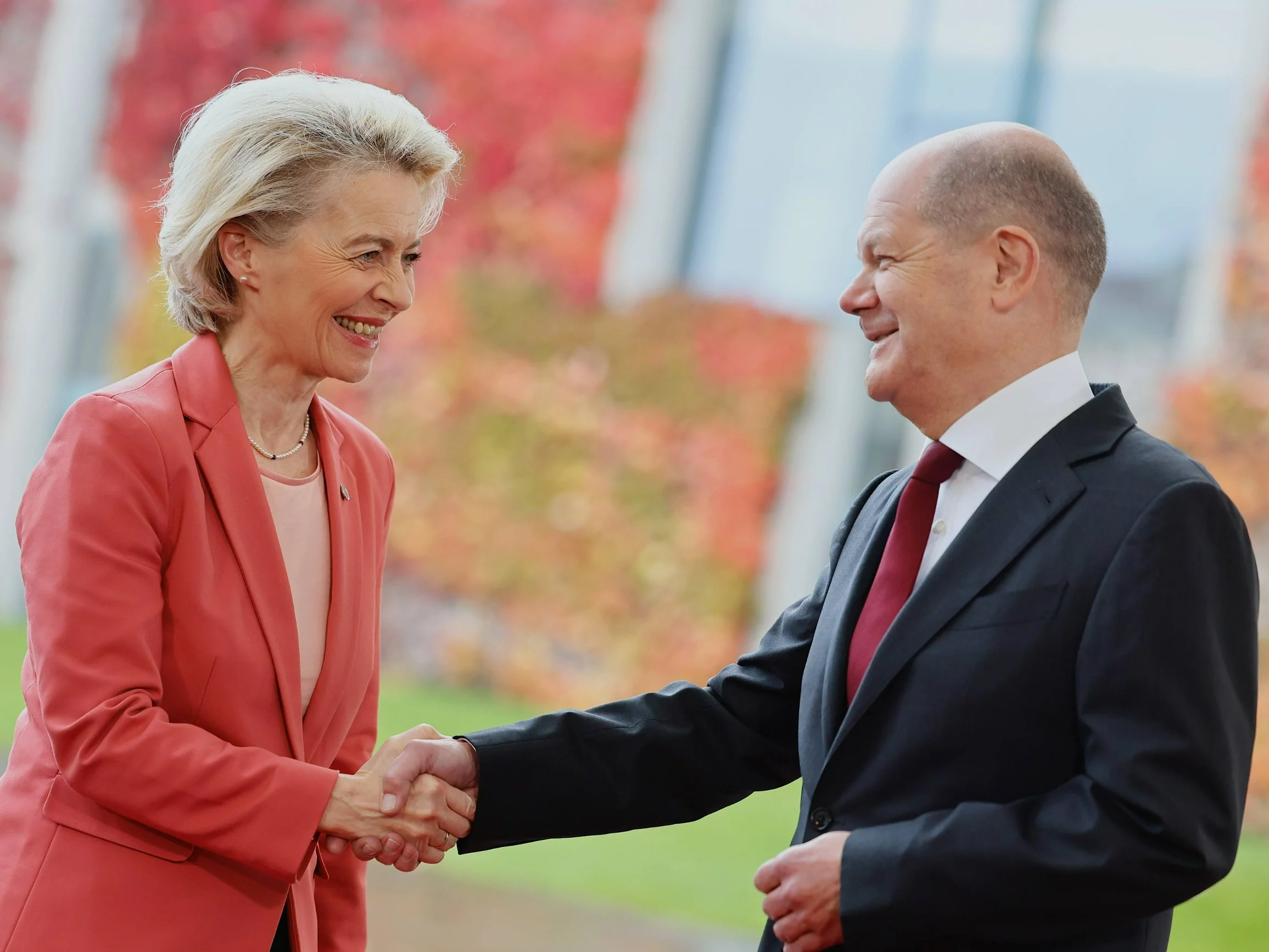 Przewodnicząca Komisji Europejskiej Ursula von der Leyen i kanclerz Niemiec Olaf Scholz