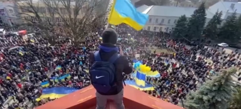 Protest przeciwko rosyjskiej okupacji w Chersoniu