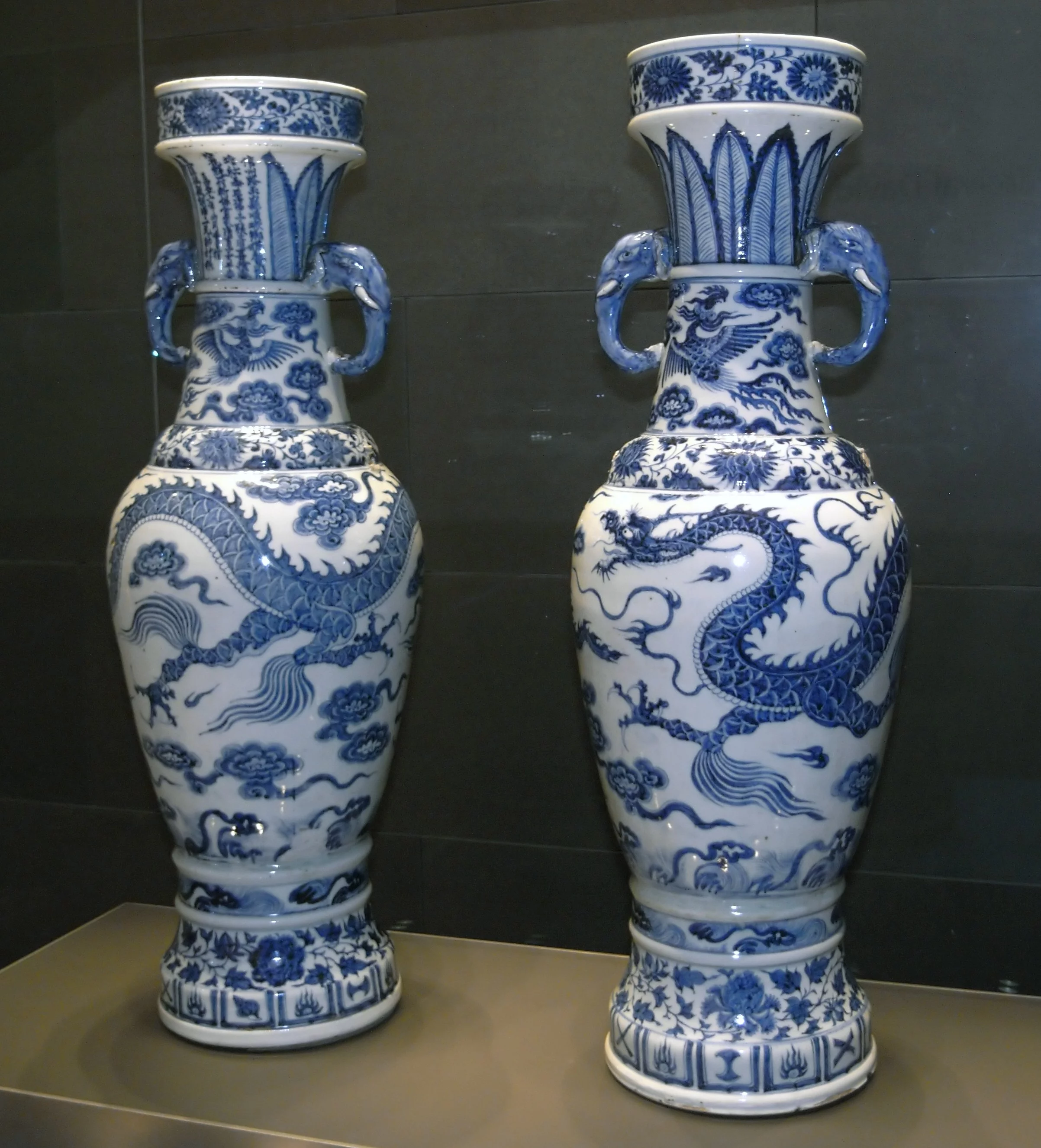 Wazy Davida wykonane z niebiesko-białej porcelany