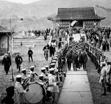 Chiński rewolucjonista Sun Yatsen odwiedza grobowiec dynastii Ming