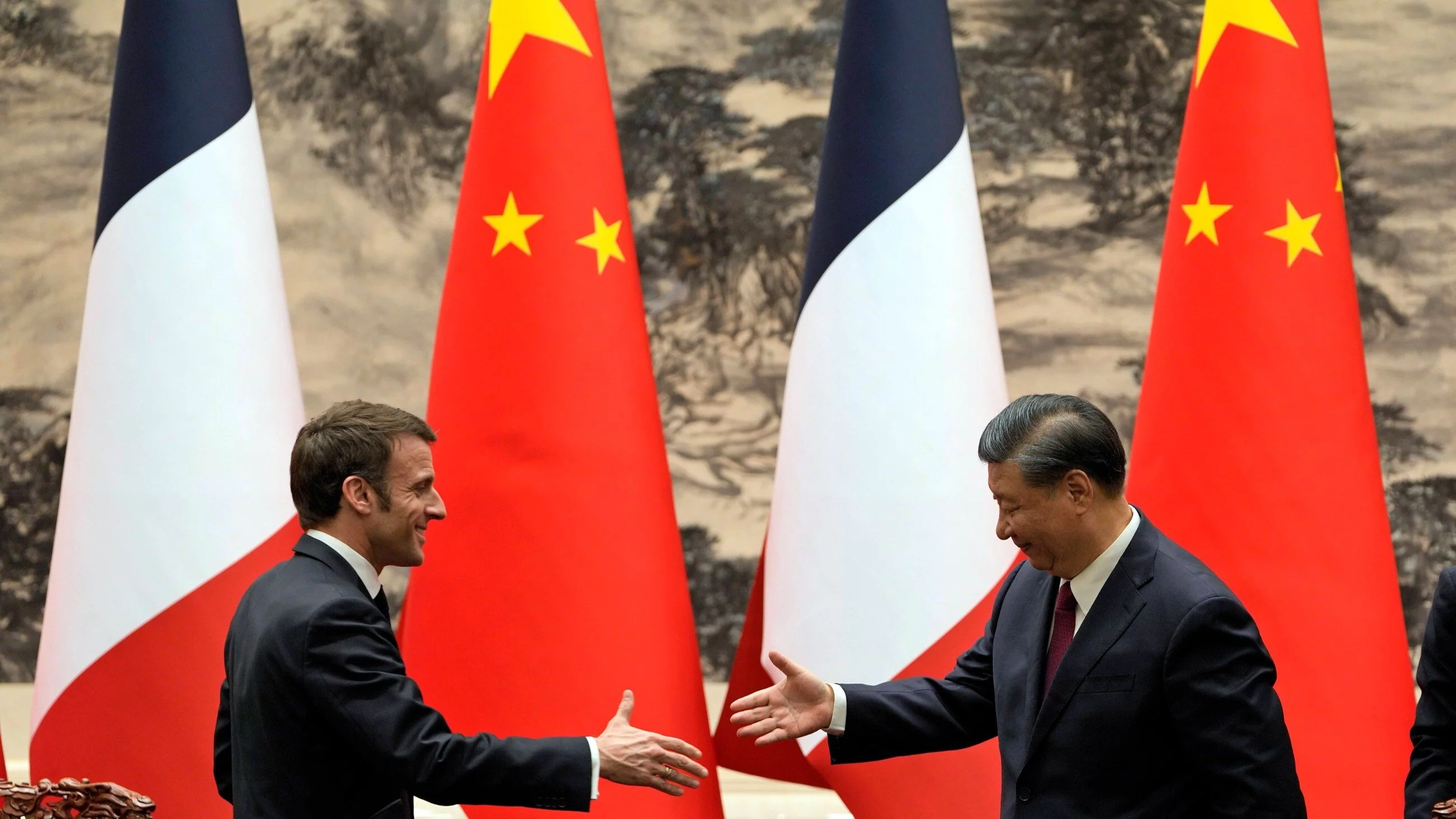 Prezydent Francji Emmanuel Macron i przywódca Chin Xi Jinping