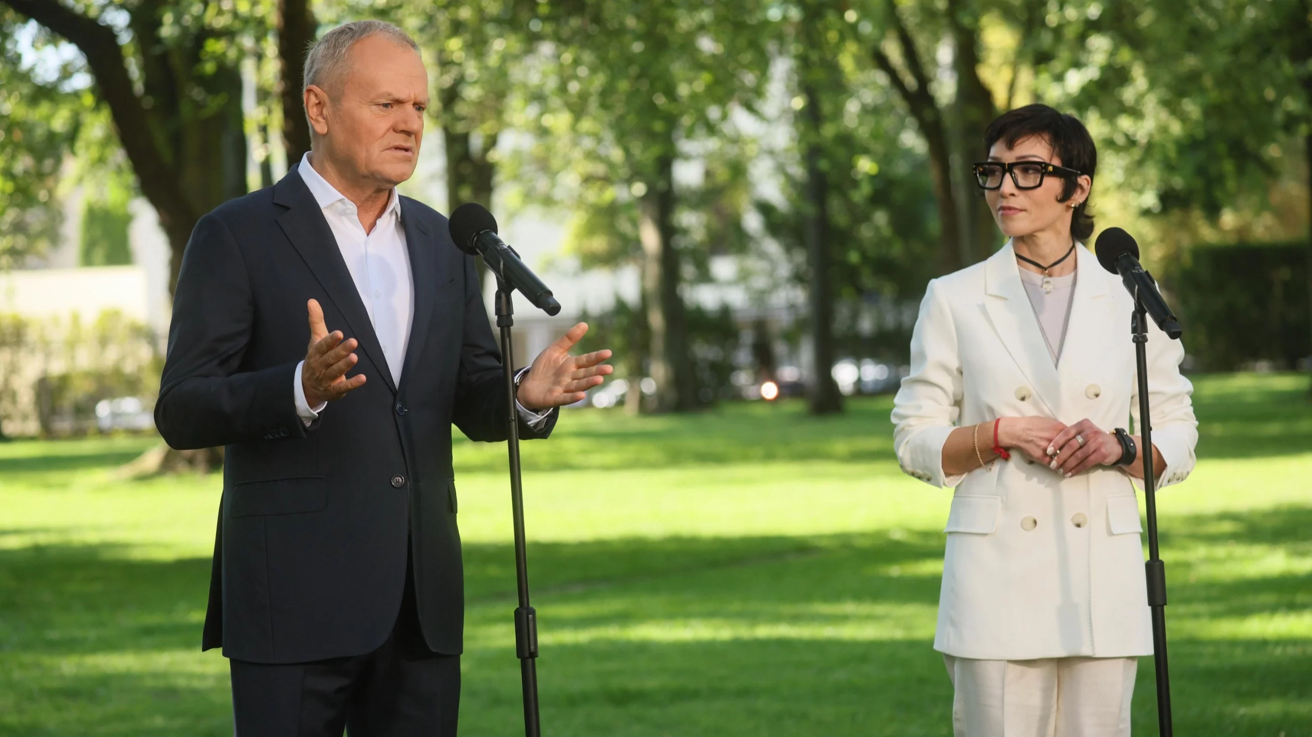 Premier Donald Tusk (L) i Barbara Mróz-Gorgoń (P)