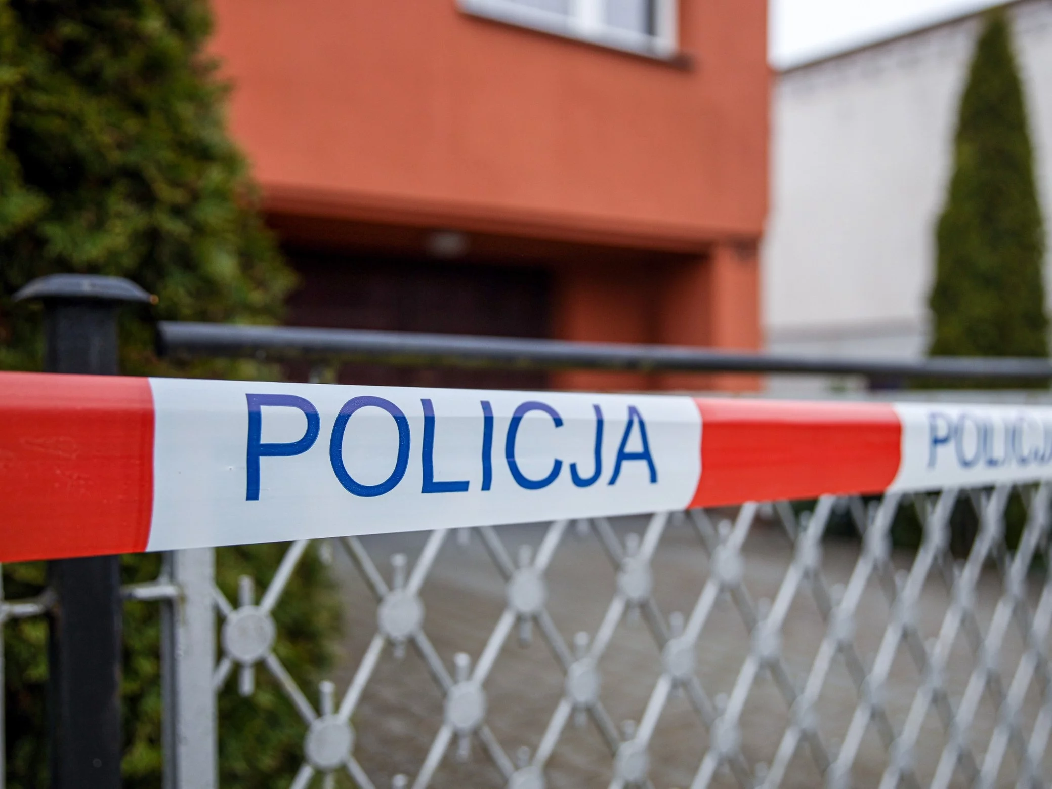 Wg. ustaleń śledczych, wstępne ustalenia wykazały, iż 41-letni mieszkaniec domu pozbawił życia swoją rodzinę, a następnie popełnił samobójstwo