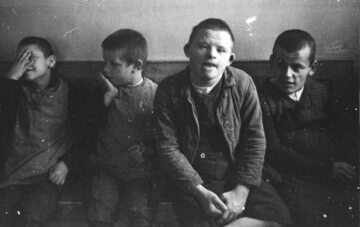 Chore psychicznie dzieci ze szpitala psychiatrycznego Schönbrunn. Fotografia wykonana w 1934 roku przez fotografa SS – Friedricha Franza Bauera