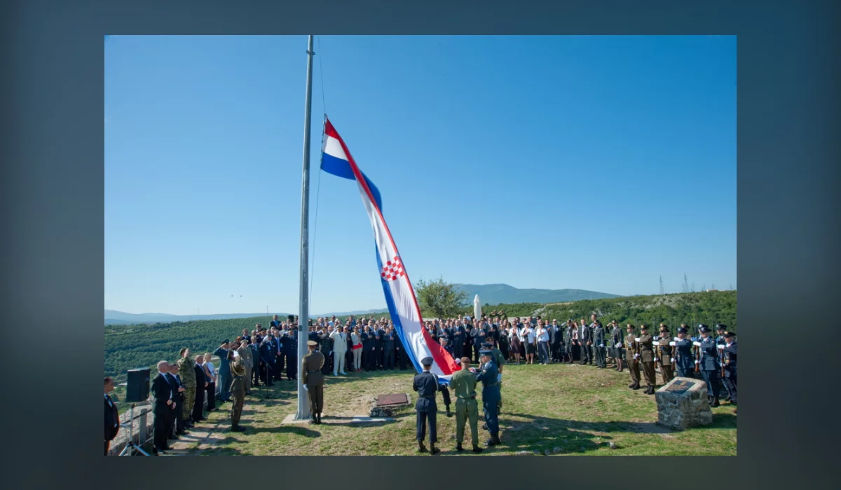 Żołnierze podnoszą flagę Chorwacji w twierdzy Knin podczas obchodów rocznicy operacji „Oluja ”, 5 sierpnia 2011