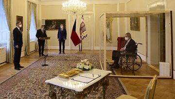 Chory na COVID-19 prezydent Czech Milosz Zeman uczestniczy w ceremonii zaprzysiężenia nowego rządu pod wodzą Petra Fiali