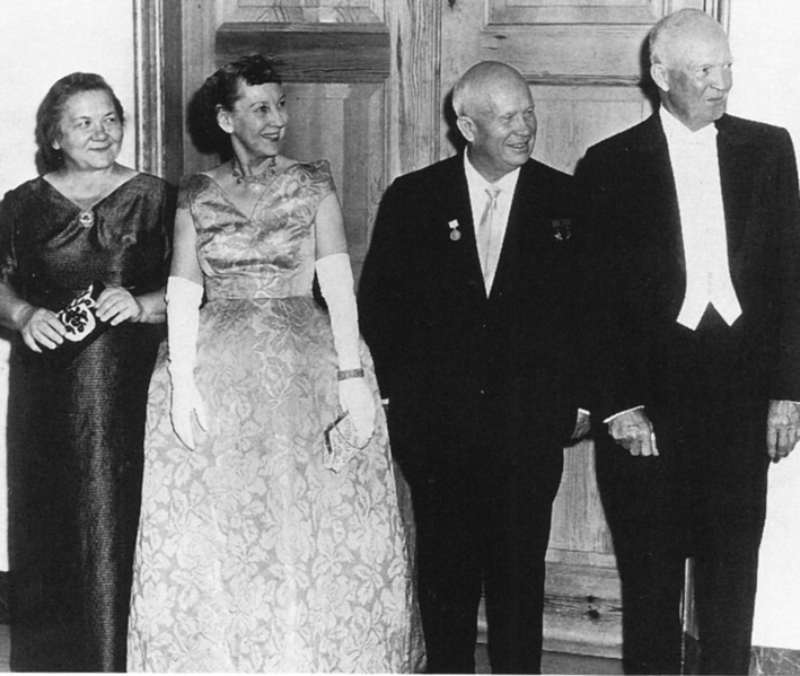 Nina Chruszczowa, Mamie Eisenhower, Nikita Chruszczow i Dwight Eisenhower podczas kolacji, 27 września 1959 r.