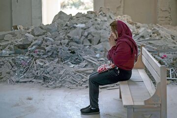 Chrześcijanka modli się w częściowo zniszczonej katedrze Ghazanchetsots w Szuszy