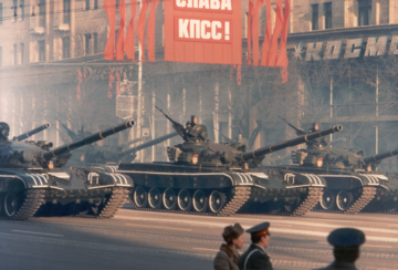 "Chwała KPZS!". Zdjęcie z parady wojskowej w czasie obchodów rewolucji październikowej,1983 rok