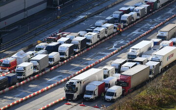 Ciężarówki w porcie Dover w Wielkiej Brytanii