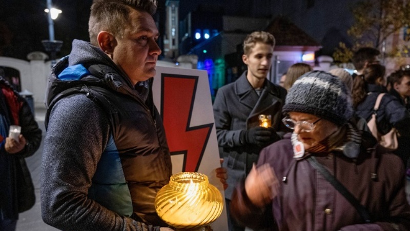 Akcja stawiania zniczy pod lokalną siedzibą PiS przy ul. Piotrkowskiej w Łodzi, 1 bm. Wydarzenie pod hasłem #AniJednejWięcej zorganizował lokalny oddział ruchu Dziewuchy Dziewuchom