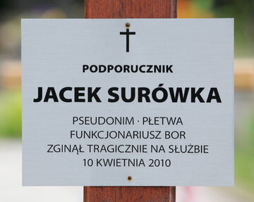 Cmentarz Powązkowski w Warszawie, grób funkcjonariusza BOR podporucznika Jacka Surówki