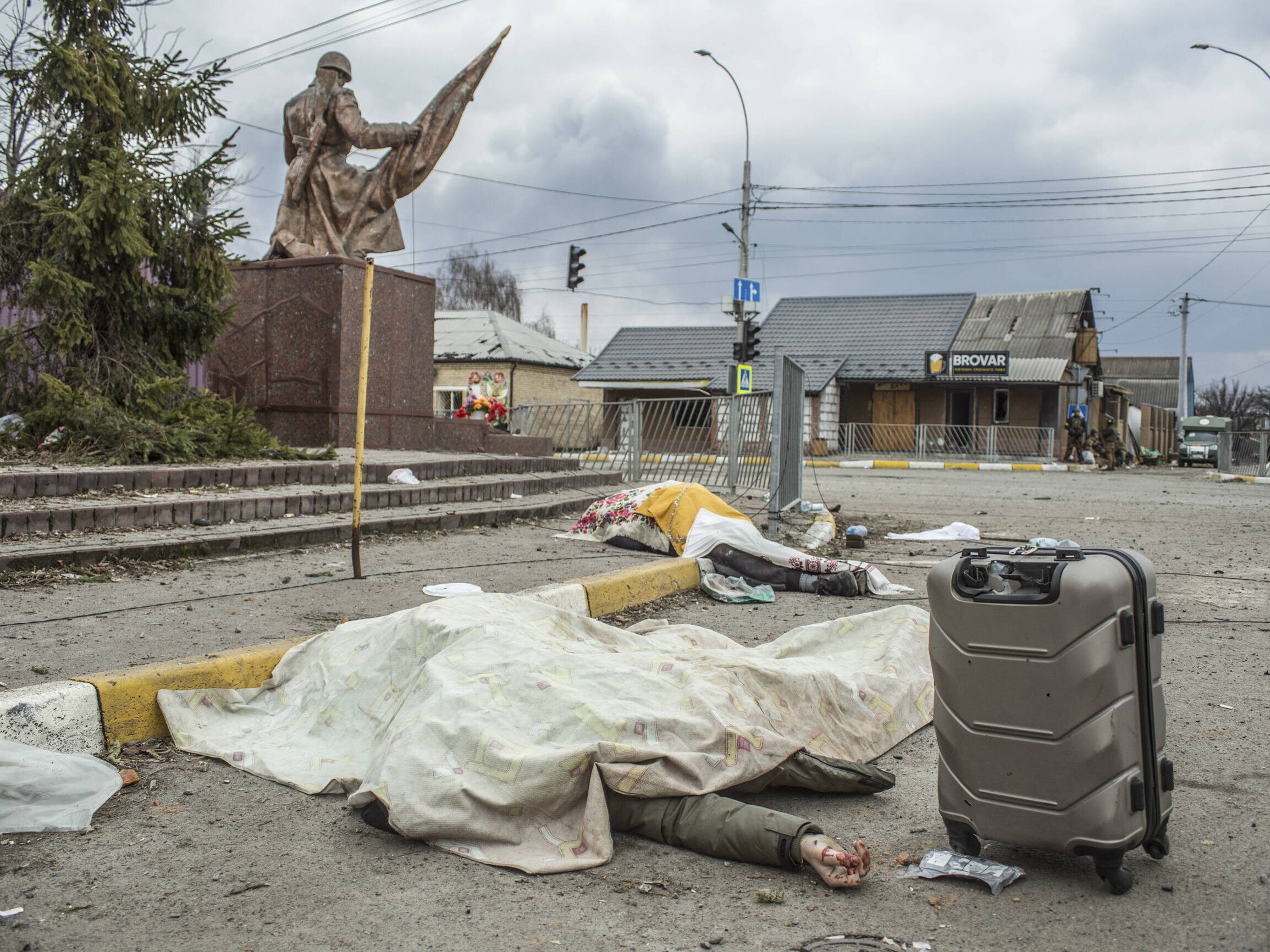 Irpień, Ukraina. Przykryte materiałem ciała mieszkańców, którzy zginęli próbując uciec z miasta.