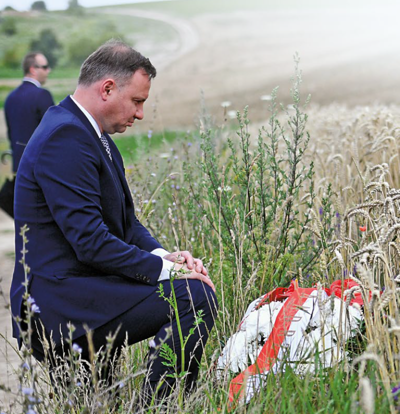 Prezydent Andrzej Duda oddaje hołd ofiarom rzezi wołyńskiej na terenach nieistniejących już wsi na Wołyniu, 8 lipca 2018 r., 75. rocznica ludobójstwa