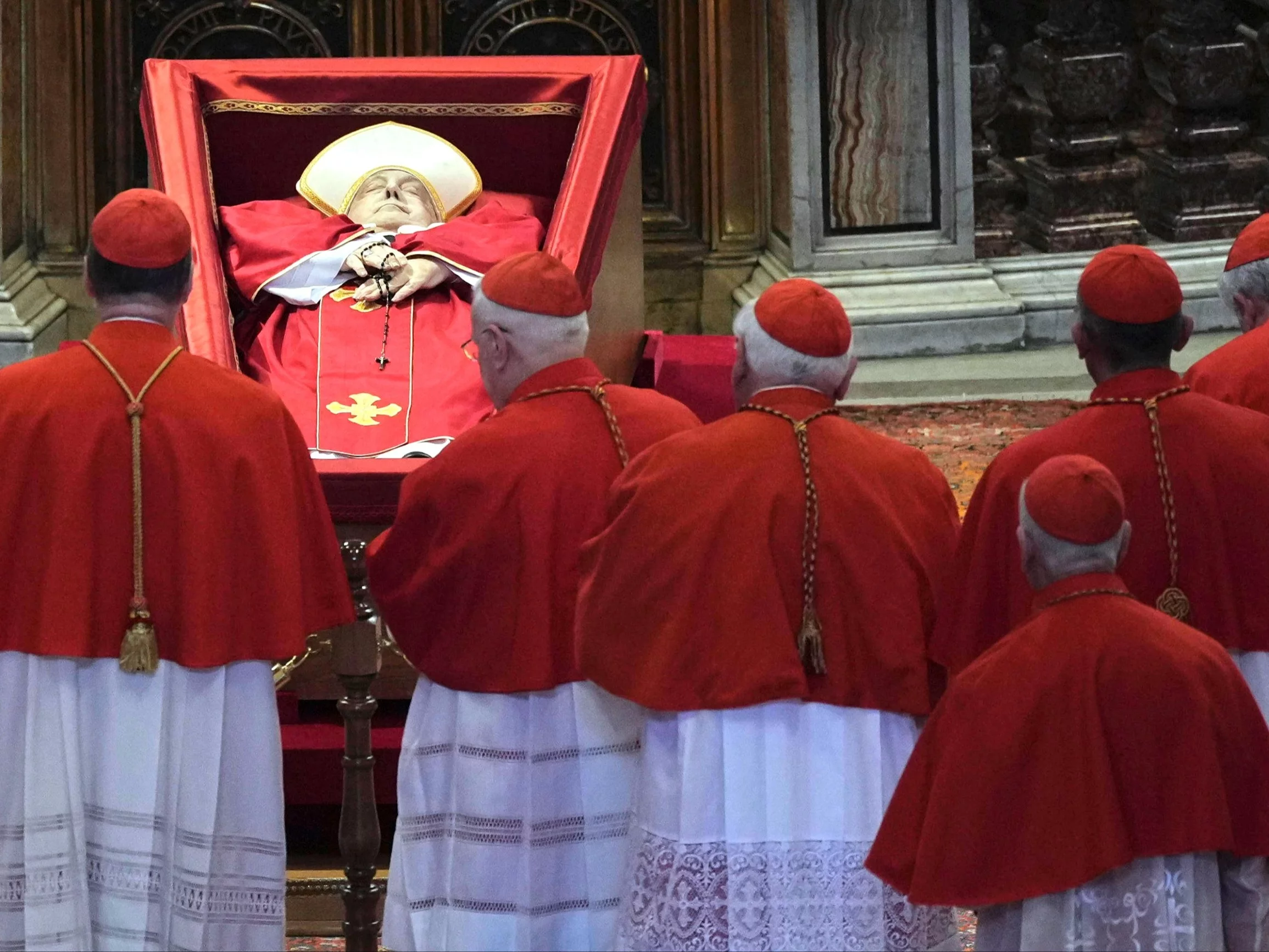 Kardynałowie przy trumnie papieża Franciszka