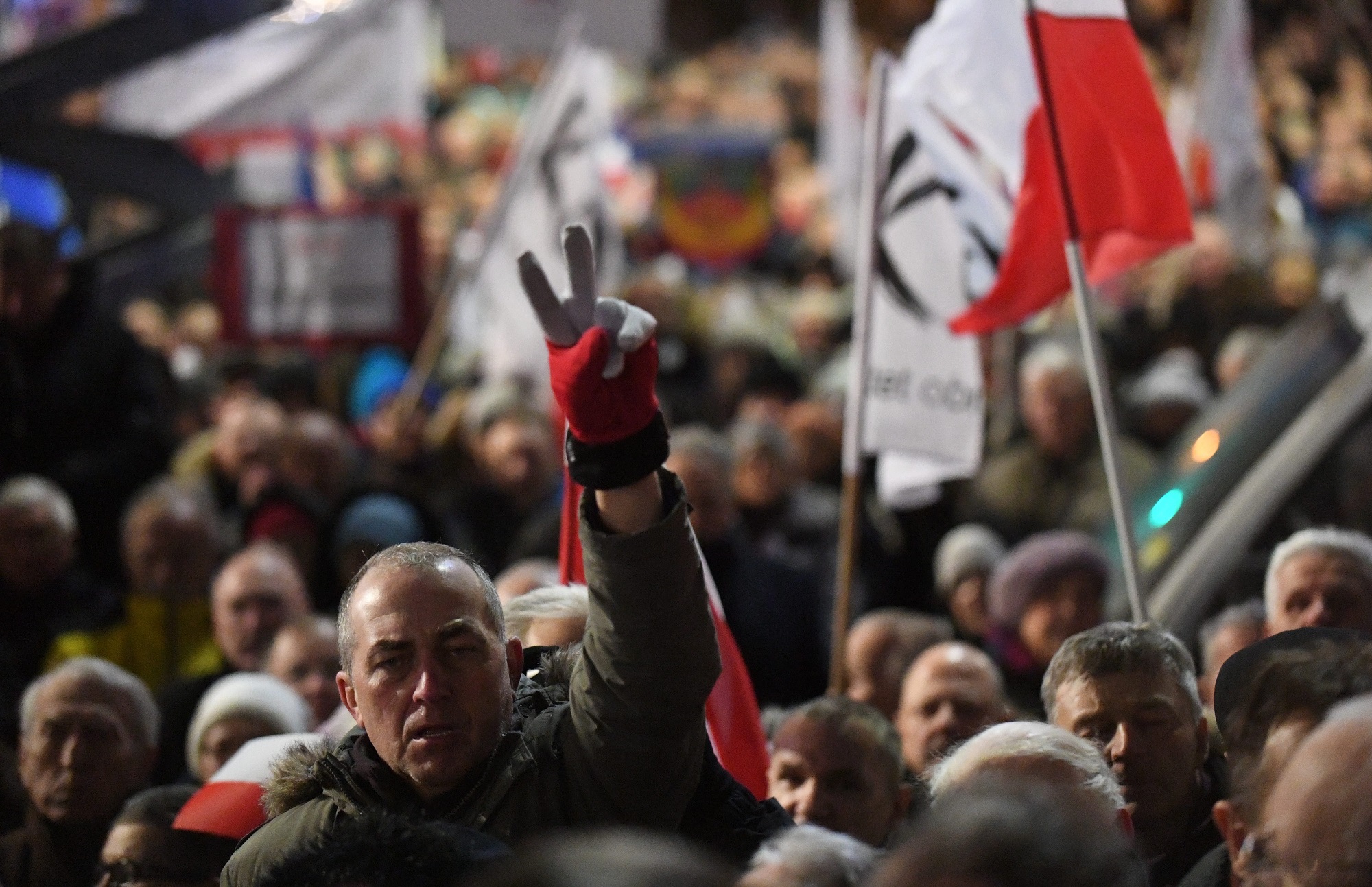 Manifestacje KOD, ale też oganizowane przez środowiska prawicowe odbywały się dzisiaj w wielu miastach w Polsce.