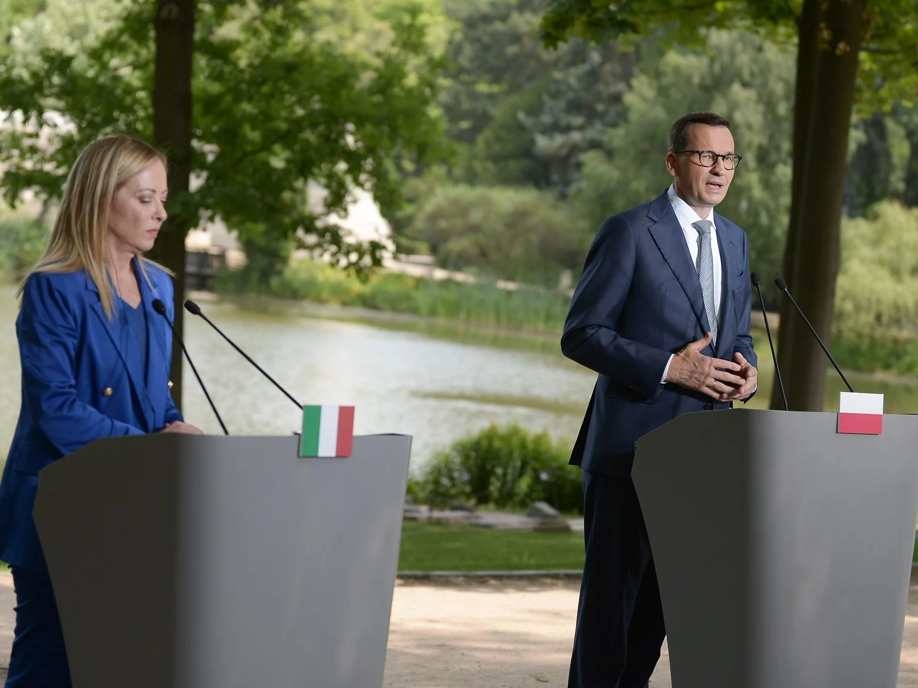 Mateusz Morawiecki (P) i premier Włoch Giorgia Meloni (L)