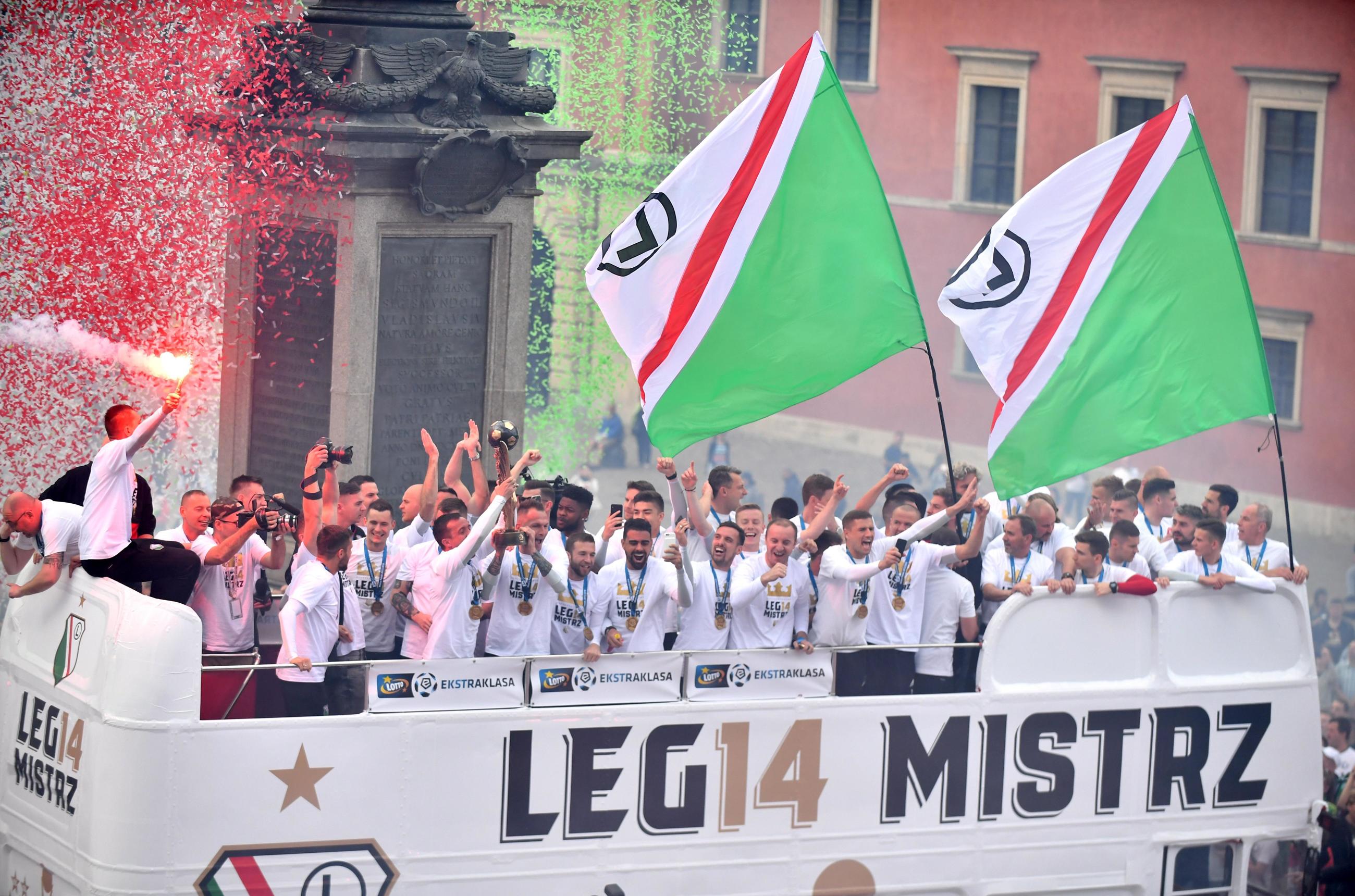 Piłkarze Legii w autobusie na Pl. Zamkowym podczas ceremonii dekoracji