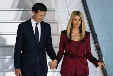 Córka prezydenta Stanów Zjednoczonych Ivanka Trump (P) z mężem Jaredem Kushnerem (L) wychodzi z samolotu Air Force One na lotnisku w Warszawie,