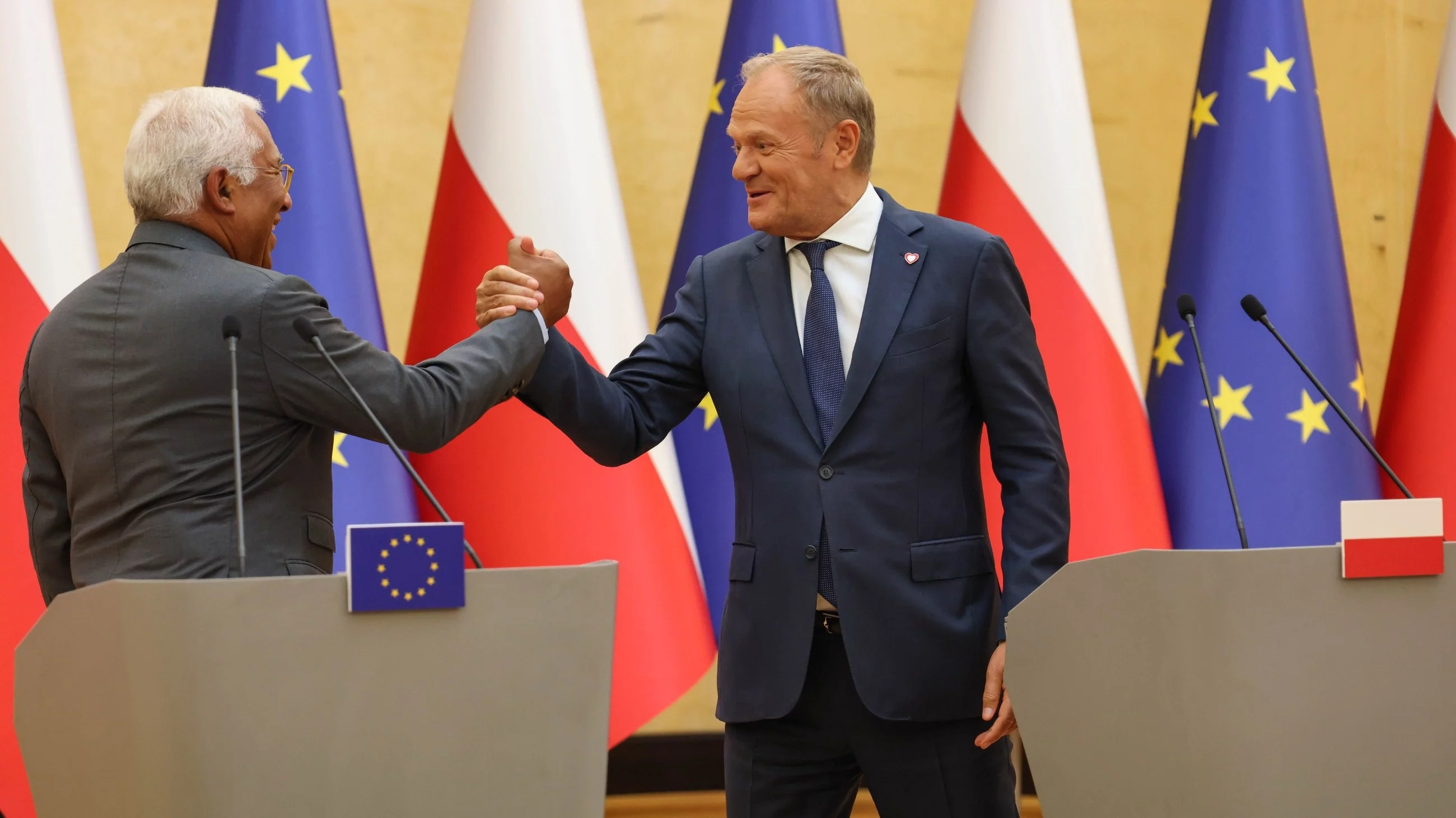 Premier Donald Tusk (P) i przewodniczący Rady Europejskiej Antonio Costa (L)